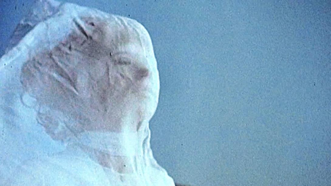 Frau mit Schleier vor dem Gesicht